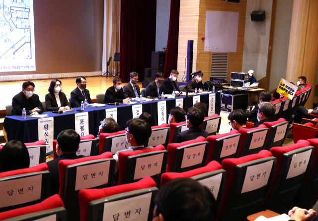 고리2호기 계속운전 관련 방사선환경영향평가서 초안에 대한 기장군 주민공청회가 30일 부산 기장군 장안읍 고리스포츠문화센터에서 열렸다. 정대현 기자 jhyun@