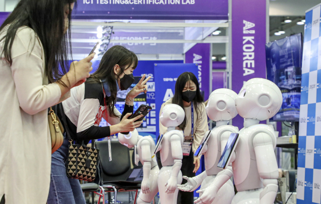 학습된 AI가 인간이 무엇인지 답을 제시할 수 있을까. 9월 28일 벡스코 제2전시장에서 열린 ‘K-ICT Week in BUSAN 2022’에서 관람객들이 스마트 접객용 안내로봇을 살펴보고 있다. 김종진 기자 kjj161@