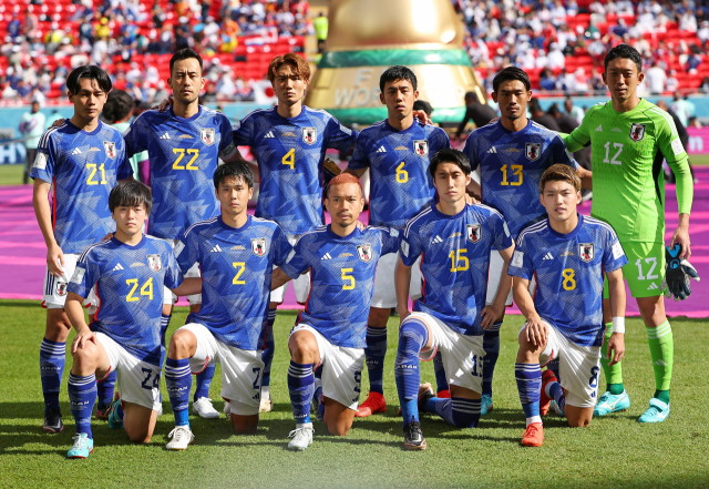 지난 27일(현지시간) 카타르 알라이얀 아흐마드 빈 알리 스타디움에서 열린 2022 카타르 월드컵 조별리그 E조 일본과 코스타리카의 경기에 앞서 일본 선수들이 팀포토를 촬영하고 있다. 연합뉴스