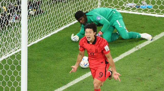 28일 오후(현지시간) 카타르 알라이얀의 에듀케이션 시티 스타디움에서 열린 2022 카타르 월드컵 조별리그 H조 2차전 대한민국과 가나의 경기. 한국 조규성이 동점골을 넣고 환호하고 있다. 연합뉴스