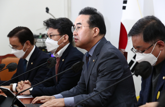 여야가 예산 심사를 놓고 첨예하게 대립하고 있다. 국민의힘 정진석(위) 비상대책위원장이 1일 비상대책위원회 회의에서 발언하는 모습. 더불어민주당 박홍근 원내대표는 1일 국회에서 열린 정책조정회의에서 발언하고 있다. 김종호 기자 kimjh@