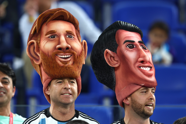 1일(한국시간) 오전 카타르 도하 974스타디움에서 열린 아르헨티나아와 폴란드의 조별리그 C조 최종전에서 아르헨티나 팬들이 메시 등 선수 얼굴을 본뜬 모자를 쓰고 응원하고 있다. UPI연합뉴스