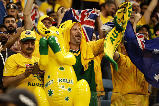 1일(한국시간) 오전 카타르 도하 알 자눕 스타디움에서 열린 호주와 덴마크의 조별리그 D조 경기에서 호주를 응원하는 팬들이 자국 축구팀을 상징하는 캥거루 인형을 앞세워 16강 진출을 축하하고 있다. 로이터연합뉴스