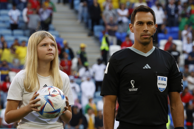 지난달 24일(현지시간) 스위스와 카메룬의 2022 카타르 월드컵 G조 조별리그 경기 주심을 맡은 파군도 테요(오른쪽) 심판. EPA연합뉴스