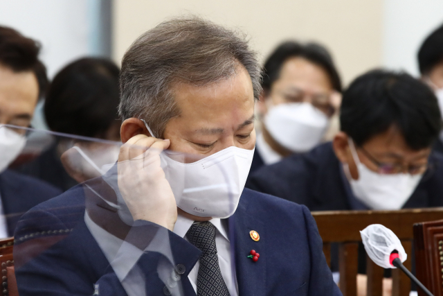 이상민 행정안전부 장관이 1일 국회에서 열린 행정안전위원회 전체회의에 참석해 머리를 만지고 있다. 김종호 기자 kimjh@