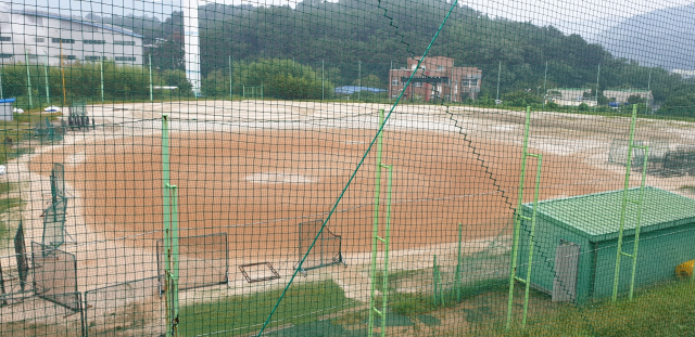 사천시 사등야구장. 조명시설이 없고 시설이 낙후돼있다. 사천시 제공