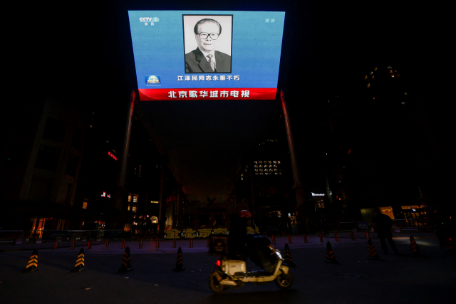 지난달 30일(현지시간) 중국 베이징 시내에 있는 한 대형 스크린에 장쩌민 전 국가주석의 사망 소식이 방송되고 있다. 연합뉴스
