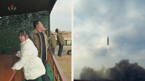지난달 18일 북한 김정은 국무위원장이 딸과 함께 신형 ICBM ‘화성-17형’ 발사 모습을 지켜보고 있다. 연합뉴스