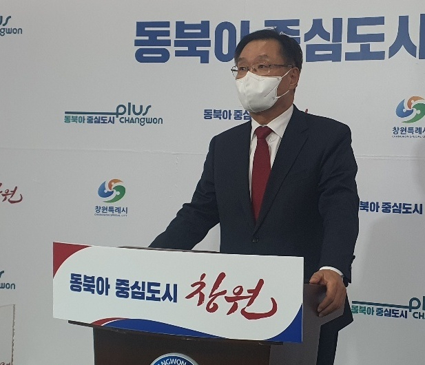 선거법 위반 혐의로 기소된 홍남표 창원시장이 1일 기자회견에서 입장을 발표하고 있다.