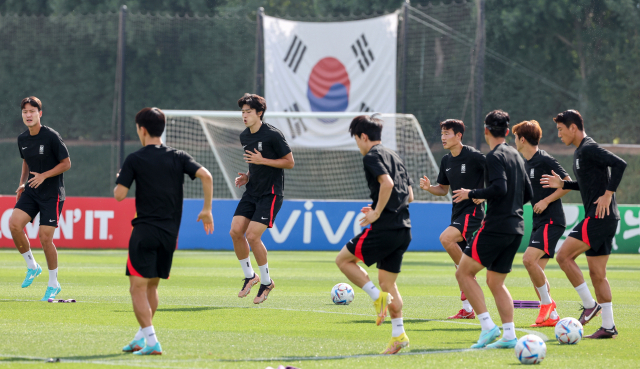 2022 카타르 월드컵 조별리그 3차전 포르투갈과의 경기를 앞둔 축구 대표팀 선수들이 1일(현지시간) 오전 카타르 도하 알 에글라 훈련장에서 몸을 풀고 있다. 연합뉴스