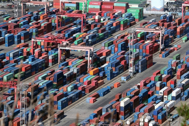 사진은 부산항 신선대부두에 컨테이너가 가득 쌓여 있는 모습. 연합뉴스