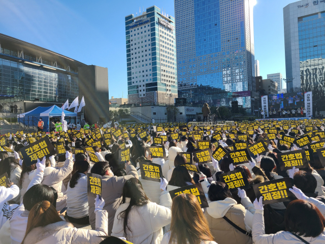 2일 오후 부산 동구 부산역 광장 앞에서 부산, 울산, 경남, 대구, 경북 5개 지역 간호사와 예비간호사 5000여 명이 모인 '간호법 제정 촉구 영남지역 합동 궐기대회'가 열렸다. 서유리 기자 yool@