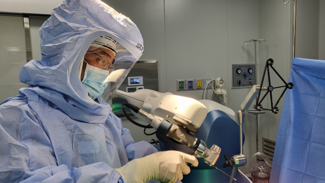 마코 로봇은 환자의 연부조직 상태를 반영해 수술을 진행할 수 있도록 도와준다. 임상 경험이 많고 숙련도 높은 의사가 집도할 때 수술 성공률이 더욱 높아진다. 이춘기 부산미남병원 대표원장이 마코 로봇으로 인공관절 수술을 집도하고 있다. 부산미남병원 제공