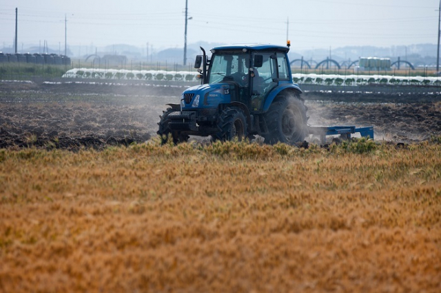 정부가 논농사에 비해 매우 낮은 밭농사 기계화율을 올리기 위해 농기계를 지원하고 농기계 개발에 나서고 있다.