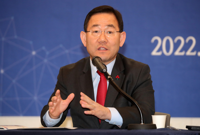 국민의힘 주호영 원내대표가 3일 대구 수성대학교에서 열린 대구·경북 언론인 모임 ‘아시아포럼21’ 초청토론회에서 차기 당 대표의 첫번째 조건에 대해 ‘수도권에서 대처가 되는 대표’라며 김기현·윤상현·조경태 의원 등을 “총선에서 이길 수 있는 확신이 있는 사람이 안 보인다”고 직격해 파장이 일고 있다. 김 의원은 4일 “지역감정을 부추기는 발언”이라고 반발했다. 연합뉴스