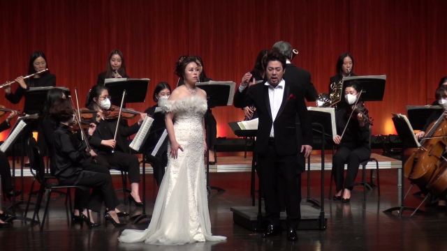 부산 시민에게 공연, 전시 정보와 문화 기획 기사를 전달한 월간 <예술의 초대>가 창간 30주년을 맞았다. 7일 기념 콘서트에서 ‘라 트라비아타’를 선보이는 소프라노 박현진과 테너 김준연이 무대에 선 모습. 부산문화회관 제공