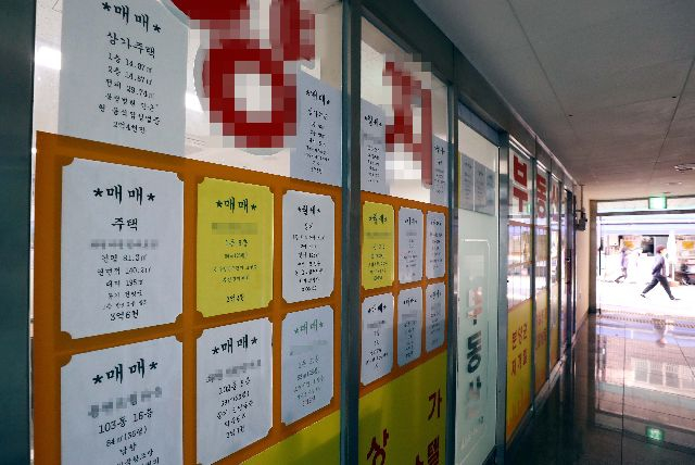 부산 동구 한 부동산 중개사무소 앞 매매 전세 매물 안내문. 부산일보 DB