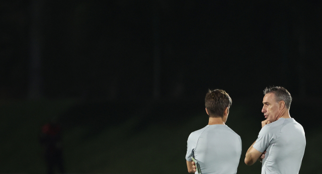 카타르 월드컵 조별리그 포르투갈전을 앞두고 훈련장에서 세르지우 코스타 수석코치와 얘기하는 벤투 감독. 연합뉴스