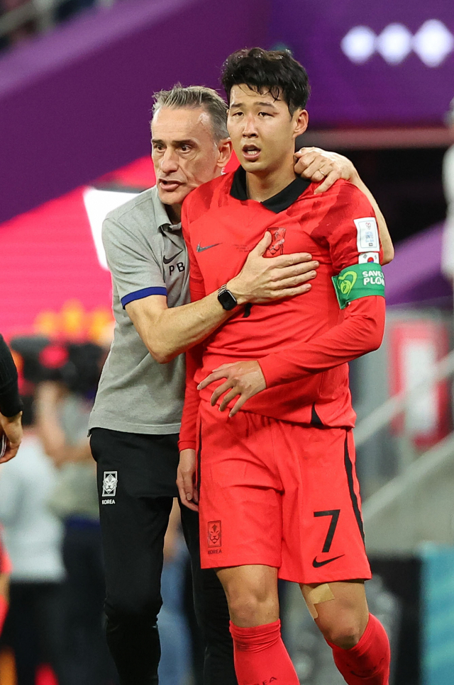 사상 두 번째 원정 월드컵 16강 진출을 이끈 벤투 감독의 리더십이 새롭게 주목받고 있다. 앞서 가나전 종료 후 손흥민을 위로하는 모습. 연합뉴스