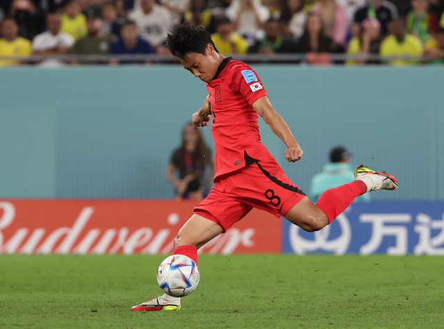 한국 축구 대표팀 백승호가 6일(한국시간) 카타르 도하 974 스타디움에서 열린 2022 카타르 월드컵 16강전 브라질과의 경기에서 환상적인 중거리 슛을 날리고 있다. 연합뉴스