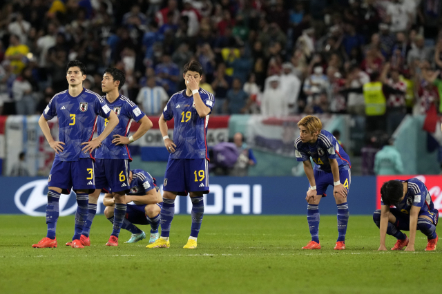 6일(한국시간) 카타르의 알자눕 스타디움에서 열린 2022 카타르 월드컵 16강전에서 크로아티아에 승부차기(1-3)로 진 일본 선수들이 아쉬워하고 있다. AP연합뉴스연합뉴스