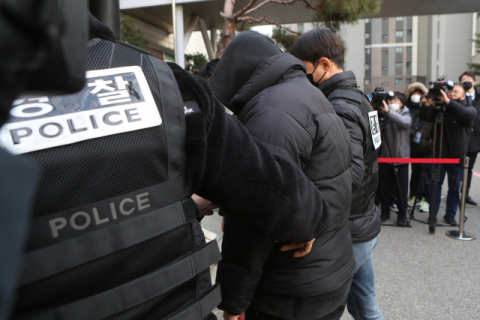 6일 경기도 의정부시 가능동 의정부지방법원에서 15개월 된 딸을 방임해 숨지게 하고 시신을 김치통 등에 보관하며 3년 간 범행을 은폐해온 친부 최 모(29) 씨가 구속 전 피의자심문을 위해 법정으로 이동하고 있다. 포천경찰서는 친모 서 모 씨에 대해 아동복지법 위반 및 사체은닉 등의 혐의로, 친부이자 전 남편인 최 모(29) 씨에 대해서는 사체은닉 등의 혐의로 사전구속영장을 신청했다. 연합뉴스