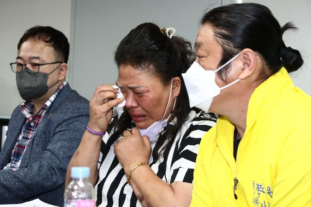 올 8월 서울 중구 진실 화해를 위한 과거사정리위원회 대회의실에서 열린 형제복지원 인권침해 사건 진실규명 결정 발표 기자회견에서 생존 피해자 박순이 씨가 오열하는 모습. 부산일보DB