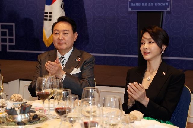 박수치는 윤석열 대통령 내외. 윤석열 대통령과 김건희 여사가 6월 29일(현지시간) 스페인 마드리드 만다린 오리엔탈 리츠호텔에서 열린 동포 만찬간담회에서 박수를 치고 있다. 연합뉴스
