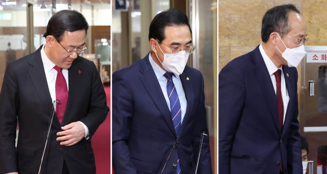 국민의힘 주호영 원내대표(왼쪽부터)와 더불어민주당 박홍근 원내대표, 추경호 경제부총리가 7일 국회 의장실에서 내년도 예산안 협상을 위한 회담을 마친 뒤 나오고 있다. 연합뉴스