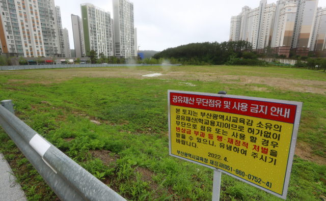 지난 수년간 학부모들이 강력하게 요구해 온 부산 기장군 내 고교 신설과 과밀학급 문제가 해결될 기미를 보이지 않으면서 주민 불만과 갈등만 고조되고 있다. 부산 기장군 일광읍 일광신도시 주민들이 요구하고 있는 신설 고등학교 예정부지. 정종회 기자 jjh@