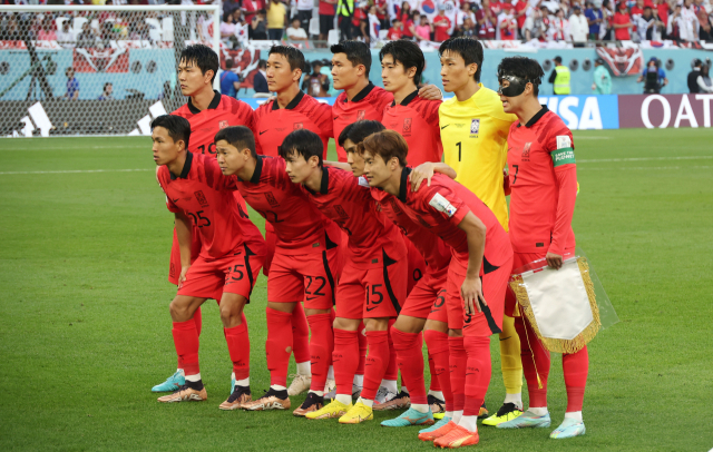 2022 카타르 월드컵 축구 대표팀이 대장정을 마치고 귀국했다. 벤투 감독이 이끈 대표팀은 ‘원정 두 번째 16강 진출’이라는 성과를 남겼다. 다음 지휘봉을 누가 잡든, 벤투 감독과 태극전사들이 축적한 ‘한국 축구’ 유전자를 변화 발전시킬 과제를 안게 된다. 한국 축구가 다시 이전의 ‘뻥 축구’로 돌아가선 안 되기 때문이다. 지난달 28일 가나전 킥오프에 앞서 기념촬영을 하는 태극전사들. 연합뉴스