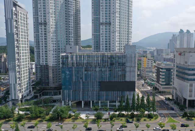 정상화 대책을 찾지 못한 채 장기 표류 중인 창원문화복합타운(창원SM타운) 전경. 연합뉴스