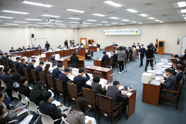 부산시의회 예결특위가 부산시 내년도 예산안을 종합 심사하고 있다. 부산시의회 제공