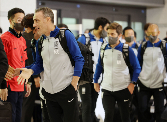 12년 만의 월드컵 16강 진출을 이룬 한국 축구대표팀의 파울루 벤투 감독이 7일 오후 인천국제공항을 통해 귀국하고 있다. 연합뉴스
