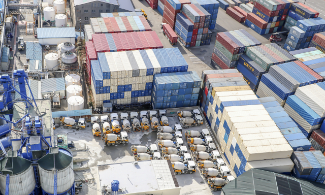 화물연대본부 총파업 15일째이자 건설노조 소속 부산·울산·경남 레미콘·콘크리트펌프카 기사들이 동조파업에 돌입한 8일 오후 부산 남구의 한 레미콘 공장에 운행을 멈춘 차량들이 줄지어 서 있다. 김종진 기자 kjj1761@