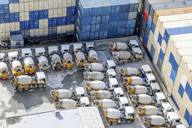 사진은 부산 남구의 한 레미콘 공장에 운행을 멈춘 차량들이 줄지어 서 있다. 부산일보DB