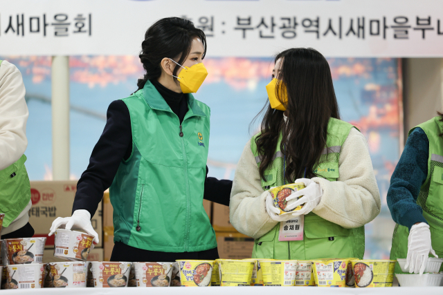 김건희 여사가 8일 부산 부산진구 새마을운동부산진구지회를 방문, 새마을지도자 및 대학생마을 동아리 회원들과 함께 쪽방촌에 전달할 생필품을 포장하며 대화를 나누고 있다. 연합뉴스