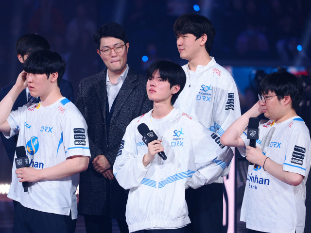 DRX 주장 '데프트' 김혁규(가운데)가 지난 11월 5일(현지시간) 미국 샌프란시스코 체이스 센터에서 열린 2022 리그 오브 레전드(LoL) 월드 챔피언십(롤드컵) 결승에서 우승한 뒤 벅찬 감정을 드러내고 있다. 김혁규는 커리어 첫 우승을 달성한 동시에 롤드컵 사상 최고령(1996년생) 우승자라는 타이틀을 얻게 됐다. 연합뉴스
