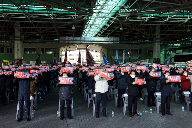 부산지역 어업인들이 지난 2월 16일 부산공동어시장에서 정부의 무대책, 무분별 해상풍력추진을 반대하는 총궐기대회를 열고 있다. 수협 제공