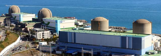 부산 기장군 고리원자력본부 고리1~4호기 전경. 내년 4월 고리2호기를 시작으로 고리3·4호기 등 여러 원자력발전소의 운영 허가 기한이 잇따라 만료된다. 부산일보DB