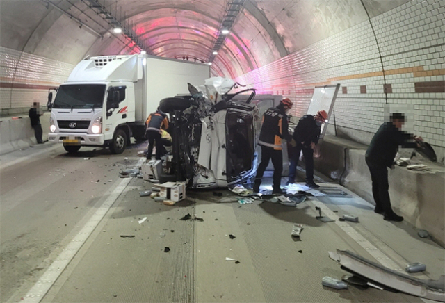 12일 오전 8시 53분 부산 금정구 윤산터널 진입로 800m 지점에서 5중 추돌사고가 났다. 부산경찰청 제공
