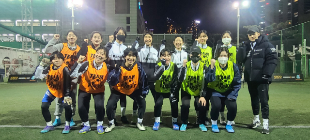 부산 여성 풋살팀 '팀퍼스트'는 직장인, 대학원생 등으로 구성됐다. 풋살의 재미에 흠뻑 빠진 그녀들은 매주 연습 시간을 손꼽아 기다린다.