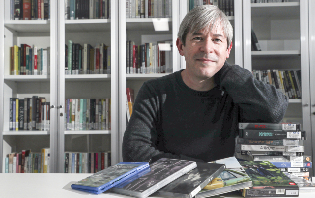 달시 파켓 교수와 자신이 번역한 ‘곡성’, ‘밀정’, ‘택시운전사’, ‘암수살인’ 등 영화 DVD들. 김종진 기자 kjj1761@