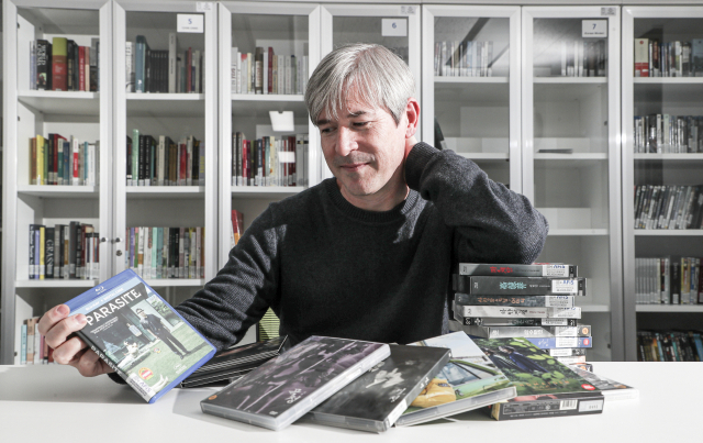 달시 파켓 교수가 지난 12일 부산아시아영화학교 도서관에서 자신이 번역한 봉준호 감독 영화 ‘기생충(PARASITE)’ DVD를 보고 있다. 김종진 기자 kjj1761@