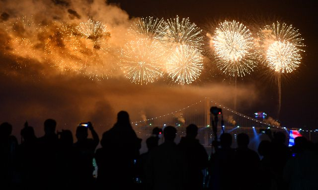 제15회 부산 불꽃축제가 열린 2019년 11월 부산 광안리 해수욕장 일대에 관람객이 모여 있다. 부산일보DB