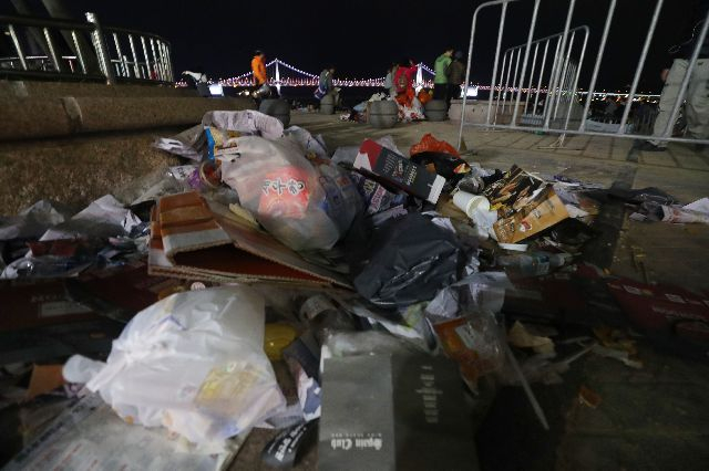 2017년 10월 부산 불꽃축제가 끝난 광안리 해수욕장 일대에 버려져 있는 쓰레기들. 연합뉴스 자료사진