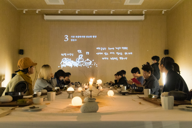 '미래의 식탁'에 참여한 시민들이 기후 위기를 생각하는 식문화를 체험하고 있다. 부산문화재단 제공