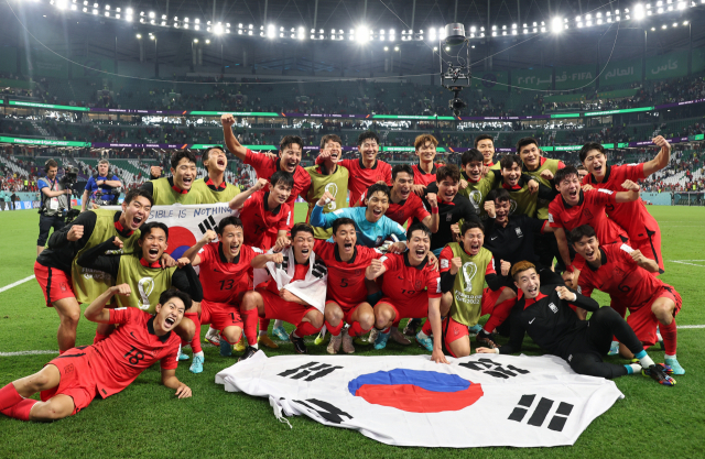 3일 오전(한국시간) 카타르 알라이얀의 에듀케이션 시티 스타디움에서 열린 2022 카타르 월드컵 조별리그 H조 3차전에서 포르투갈을 누르고 16강 진출에 성공한 한국 대표팀이 기념 촬영을 하며 기쁨을 나누고 있다.