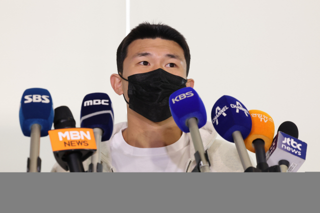 축구 국가대표 수비수 김민재가 14일 오후 소속팀으로 복귀하기 위해 인천국제공항을 통해 출국하기에 앞서 취재진의 질문에 답하고 있다. 연합뉴스