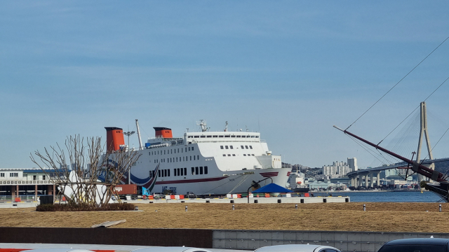 16일 오전 부산 중구 연안여객터미널에 정박중인 뉴스타호. 박혜랑 기자 rang@